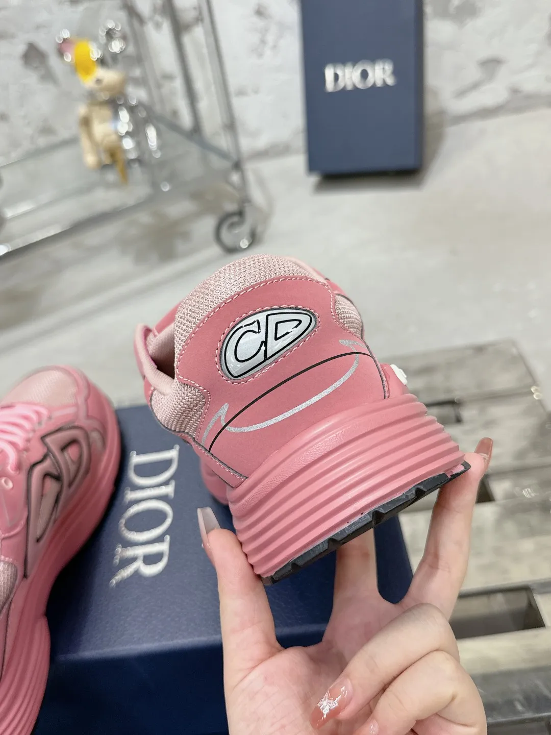 Men's men's shoes 💰600❤️❤️❤️High version Dior Dior's latest color matching B30 series reflective dad sneakers original 17380💰 purchased for development and production Brand new B30 sneakers Dad Shoes style shoes that follow the trend of the retro market The Dior logo on the tongue also indicates that this pair of shoes is the B30 model! B30 uses fine-textured leather and mesh cloth materials to form a shoe body. There are conspicuous letters CD on both sides of the shoe body to indicate identity. Many lines on the shoe body outline details to make the shoes look less monotonous and full of retro flavor. The delivery counter is exquisitely packaged🛍📦 ▪️Fabric: Original customized technical fabric + mesh ▪️Inner lining: Customized breathable lining ▪️Outsole: Original molded IP foam + TPU outsole ▪️Sole thickness: 3.5CM ▪️Size: Women’s size 35-40 / Men’s size 39-46